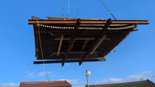 【あなたの熱意が、地域の誇りを未来へ繋ぐ】
～東日本大震災からの復活～
東日本大震災で倒壊してしまった鐘楼堂を移設し、山門として復活させました。

地域の方に長年愛され続けた鐘楼堂が形を変えて山門として、参拝された方を迎え入れる象徴となりました。

この山門は、私たちが過去から学び、未来を築き上げていく象徴でもあります。
私たちは新たな歴史を共に紡いでいく仲間を求めています。
＃曳家
＃栃木県
＃栃木県採用
＃建設業
＃建設業求人
＃五月女建設
＃25卒
＃転職